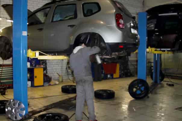 авто на подъемнике